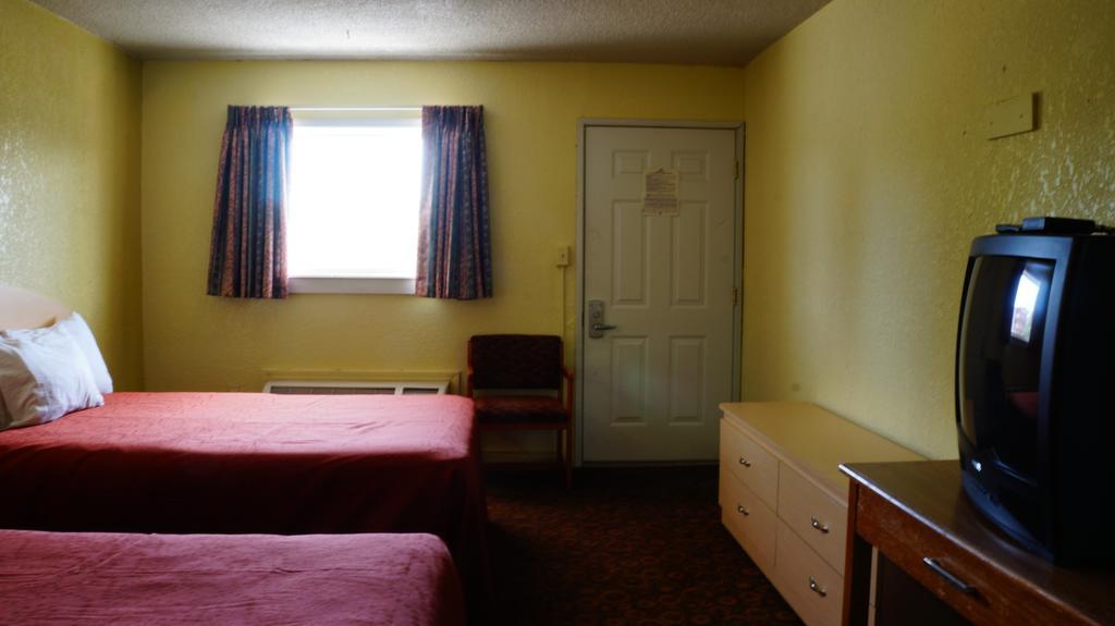 Royale Inn Kansas City Room photo