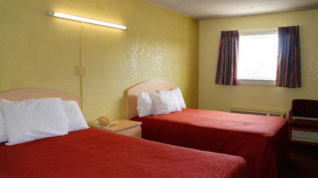 Royale Inn Kansas City Room photo